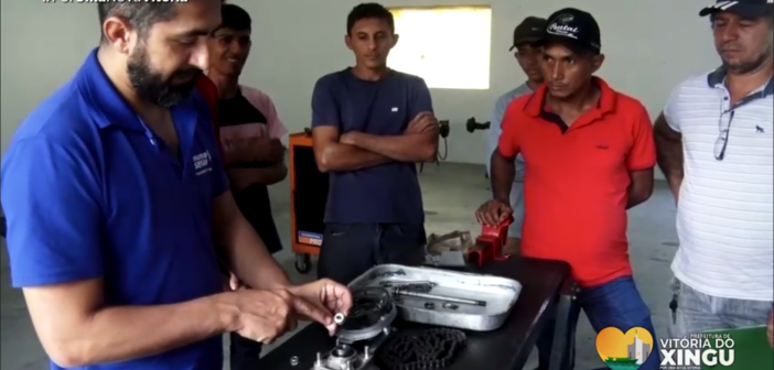 Curso de mecânica de motos tem aula prática